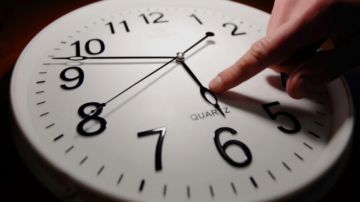 У ніч з 26 на 27 жовтня в Україні востаннє переведуть годинник