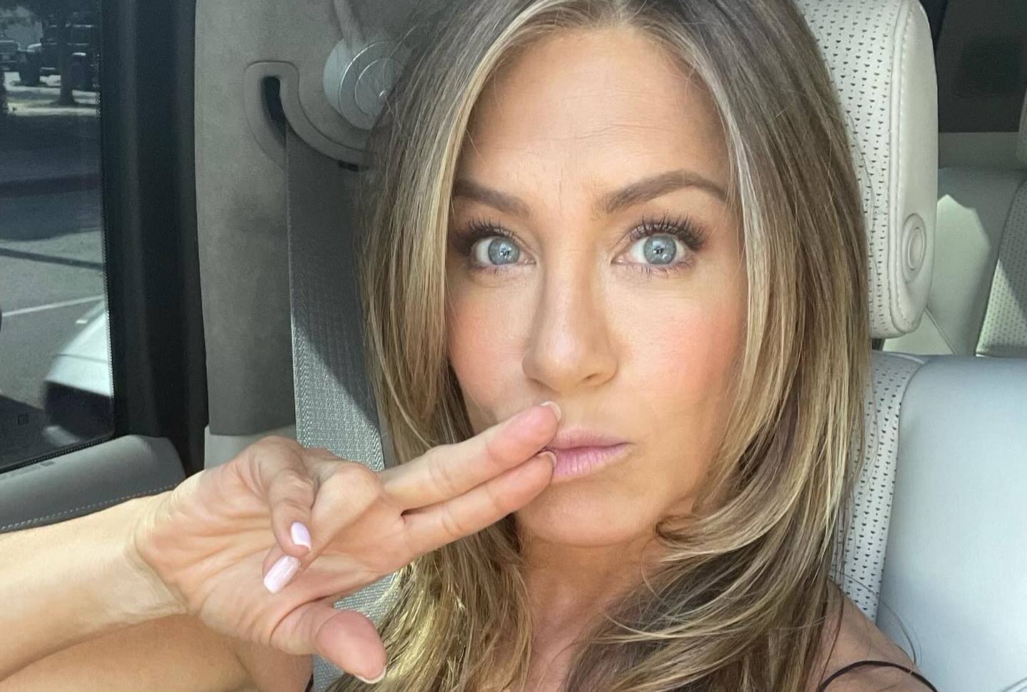 У шкіряній міні-сукні: 55-річна Дженніфер Еністон захопила фанатів стрункими ногами