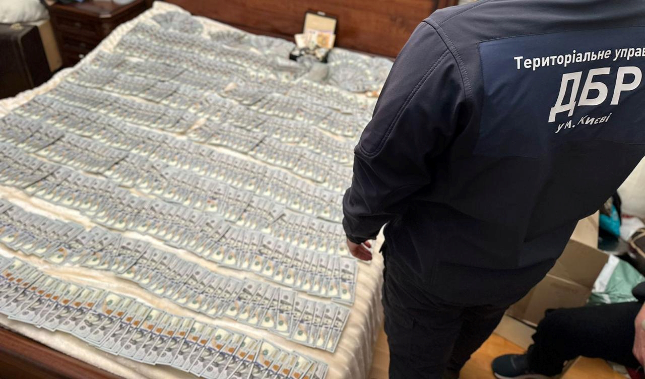 ГБР затримало працівників Голосіївського РТЦК, які заробили понад 1 млн доларів на ухилянтах