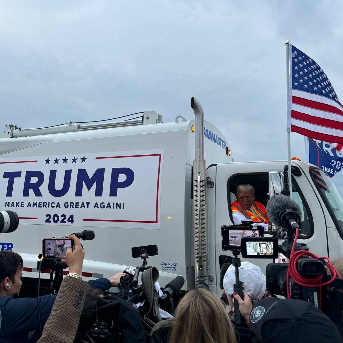 У помаранчевому жилеті та на сміттєвозі: Дональд Трамп відповів на критику своїх виборців