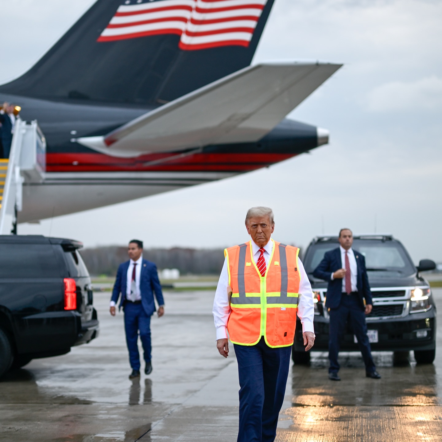 В оранжевом жилете и на мусоровозе: Дональд Трамп ответил на критику своих избирателей 