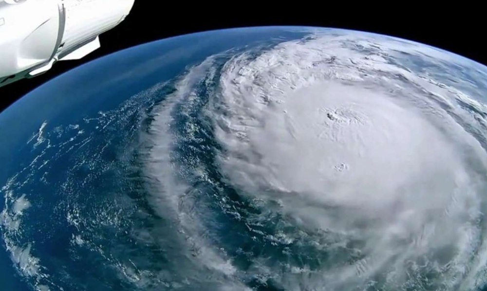 Ураган Милтон накрыл круизный лайнер у берегов Флориды: пассажиров пришлось срочно эвакуировать вертолетами